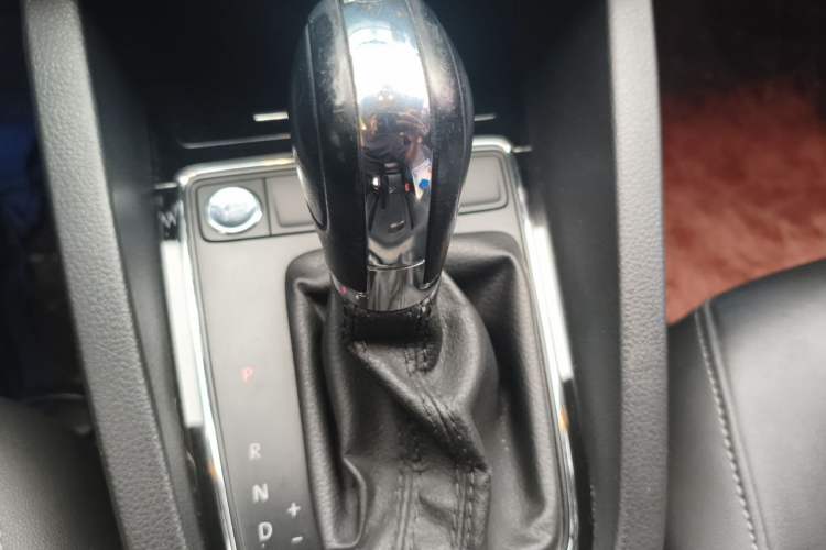 Used Volkswagen Sagitar 2018 280TSI DSG Ignite Edition Gear Lever
