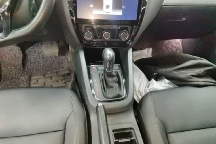 Used Volkswagen Sagitar 2018 280TSI DSG Comfort Model Gear Lever