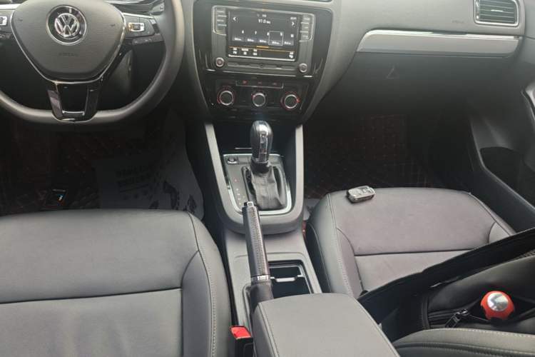 Used Volkswagen Sagitar 2018 1.6L Automatic Comfort Model Gear Lever