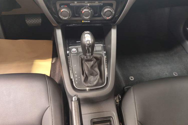 Used Volkswagen Sagitar 2018 280TSI DSG Ignite Edition Gear Lever