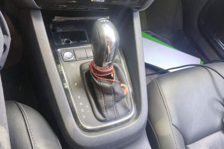 Used Volkswagen Sagitar 2018 280TSI DSG Ignite Edition Gear Lever
