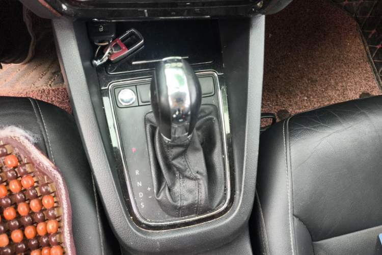 Used Volkswagen Sagitar 2018 280TSI DSG Ignite Edition Gear Lever