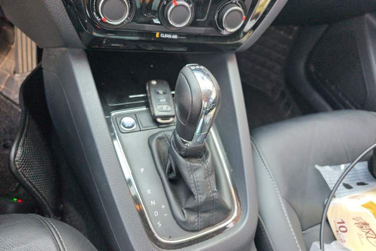Used Volkswagen Sagitar 2018 280TSI DSG Comfort Model Gear Lever