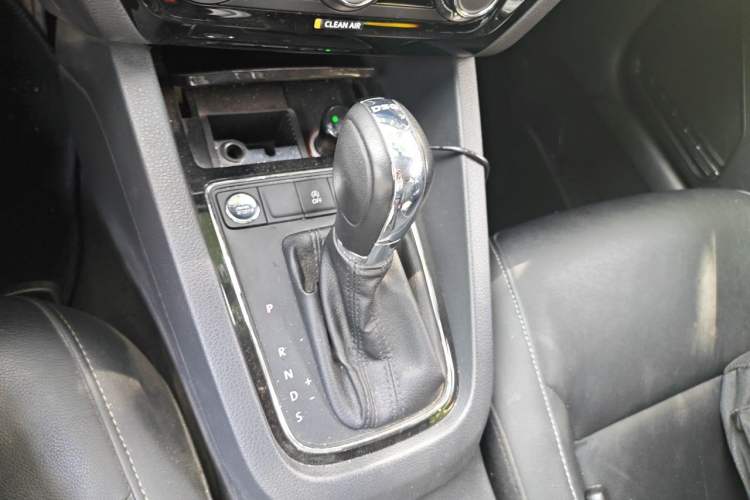 Used Volkswagen Sagitar 2018 280TSI DSG Comfort Model Gear Lever