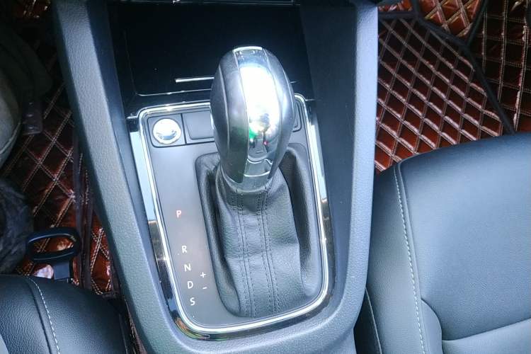 Used Volkswagen Sagitar 2018 1.6L Automatic Comfort Model Gear Lever