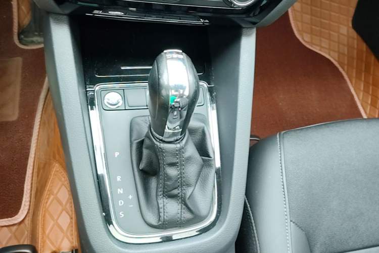 Used Volkswagen Sagitar 2018 280TSI DSG Comfort Model Gear Lever
