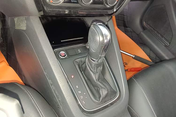 Used Volkswagen Sagitar 2018 280TSI DSG Comfort Model Gear Lever