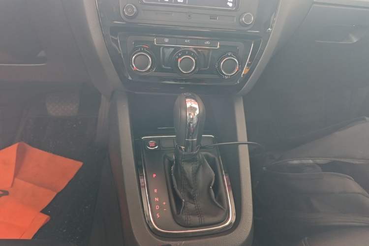 Used Volkswagen Sagitar 2018 1.6L Automatic Comfort Model Gear Lever