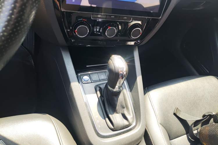 Used Volkswagen Sagitar 2018 280TSI DSG Ignite Edition Gear Lever