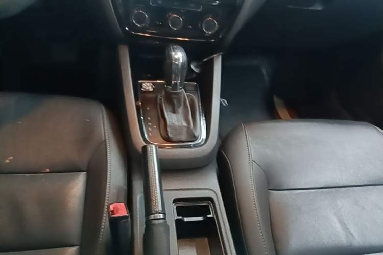 Used Volkswagen Sagitar 2018 1.6L Automatic Comfort Model Gear Lever