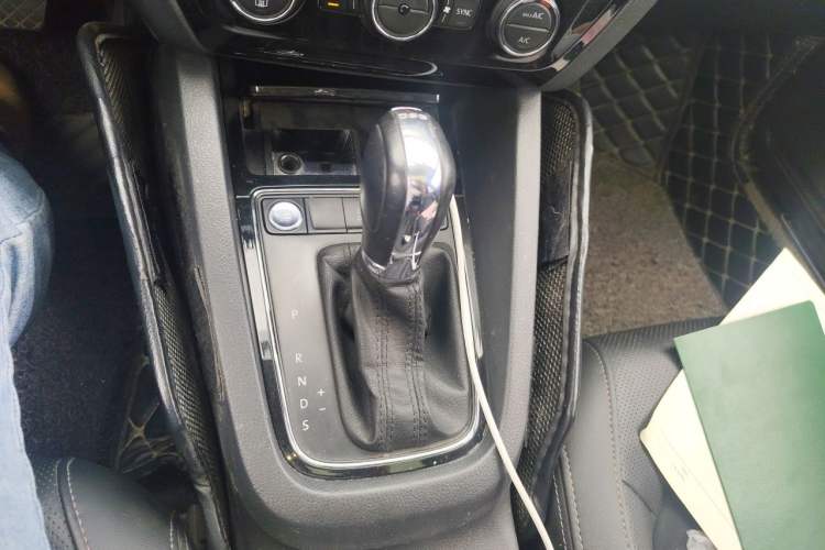 Used Volkswagen Sagitar 2018 280TSI DSG Luxury Model Gear Lever