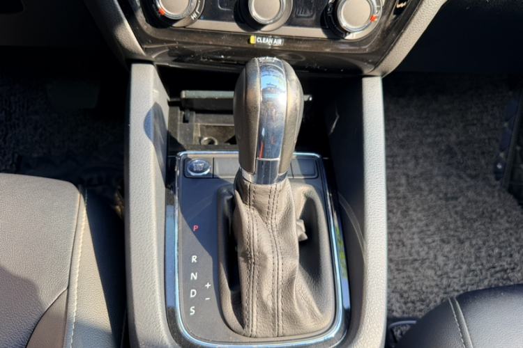 Used Volkswagen Sagitar 2018 280TSI DSG Ignite Edition Gear Lever