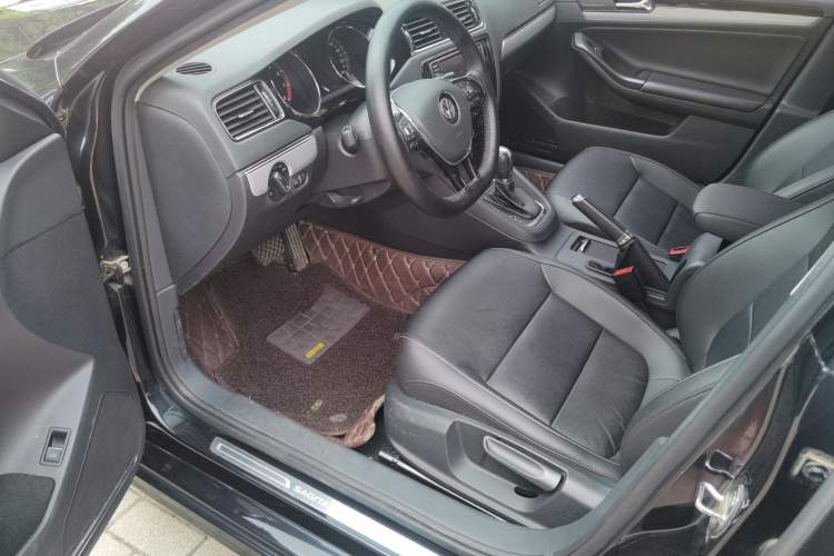 Used Volkswagen Sagitar 2018 1.6L Automatic Comfort Model Interior 1