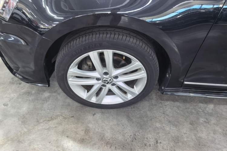 Used Volkswagen Sagitar 2018 280TSI DSG Ignite Edition Left Front Wheel Hub