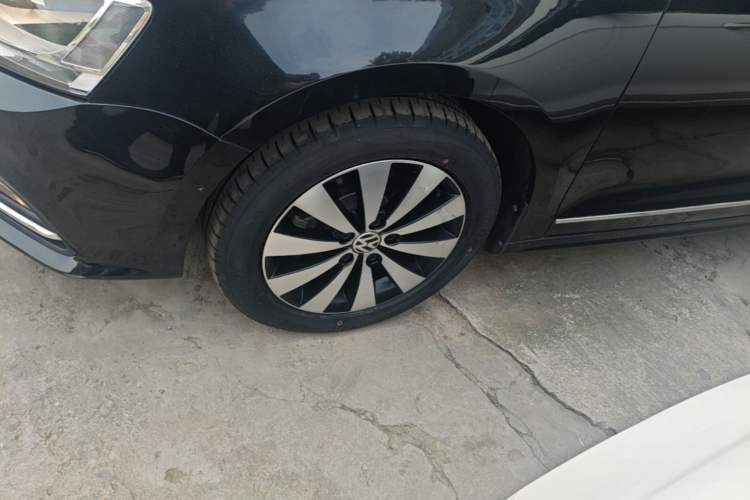 Used Volkswagen Sagitar 2018 1.6L Automatic Comfort Model Left Front Wheel Hub