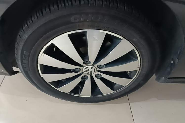 Used Volkswagen Sagitar 2018 1.6L Automatic Comfort Model Left Front Wheel Hub