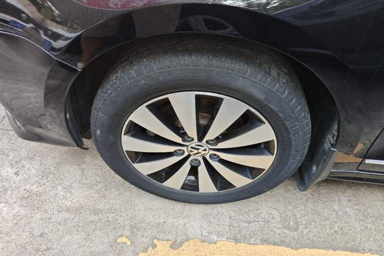 Used Volkswagen Sagitar 2018 1.6L Automatic Comfort Model Left Front Wheel Hub