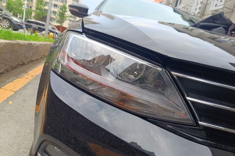 Used Volkswagen Sagitar 2018 1.6L Automatic Comfort Model Right Front Headlight