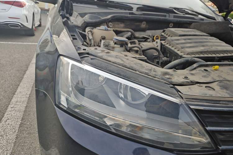 Used Volkswagen Sagitar 2018 1.6L Automatic Comfort Model Right Front Headlight