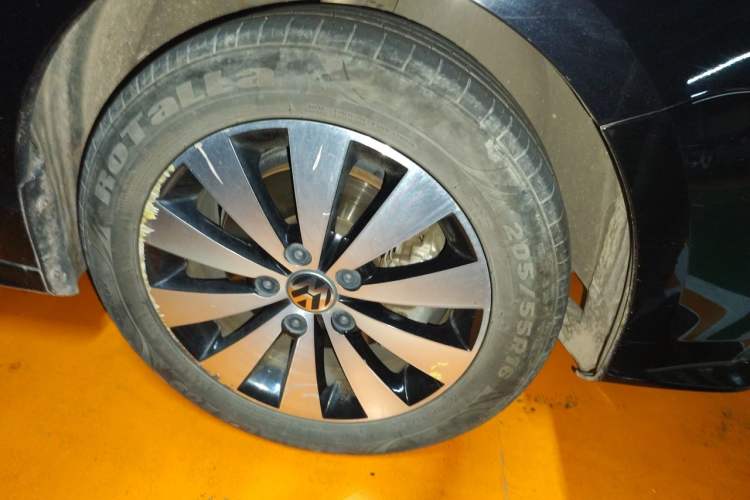 Used Volkswagen Sagitar 2018 280TSI DSG Comfort Model Right Front Wheel Hub