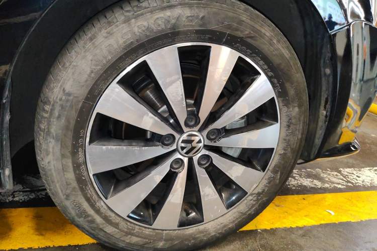 Used Volkswagen Sagitar 2018 1.6L Automatic Comfort Model Right Front Wheel Hub