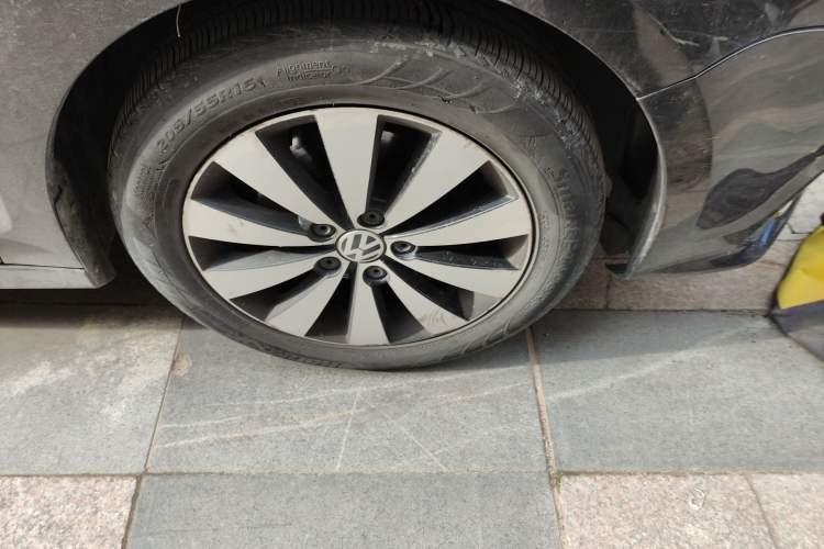 Used Volkswagen Sagitar 2018 180TSI DSG Prestige Edition Right Front Wheel Hub