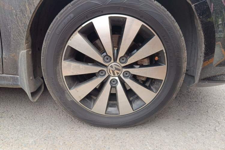 Used Volkswagen Sagitar 2018 1.6L Automatic Comfort Model Right Front Wheel Hub