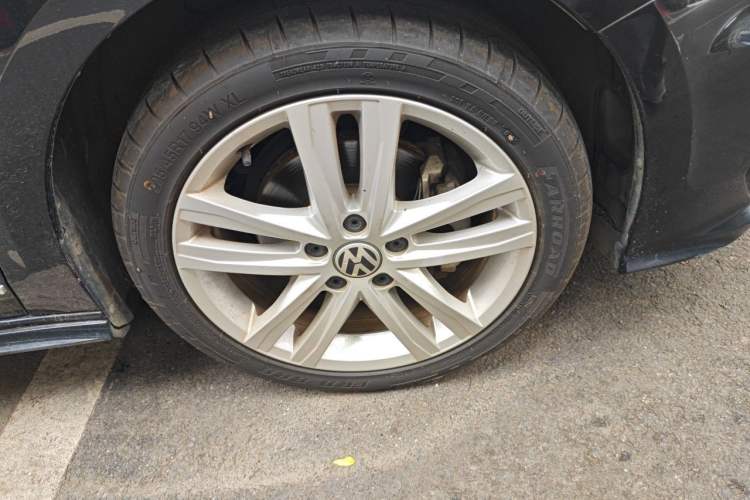 Used Volkswagen Sagitar 2018 280TSI DSG Ignite Edition Right Front Wheel Hub