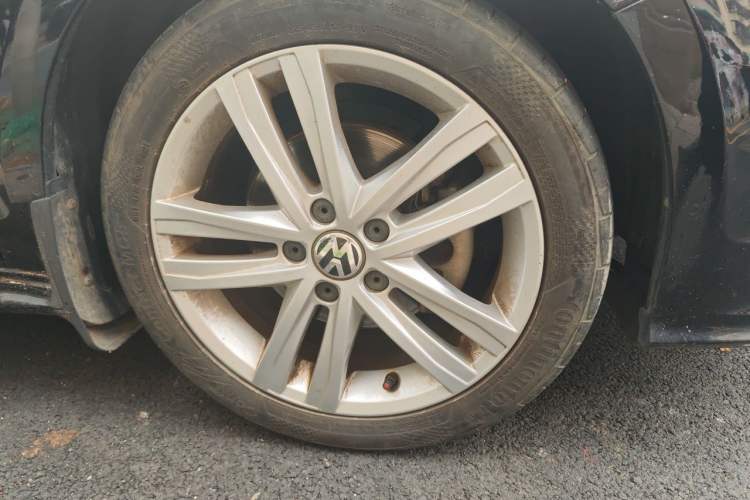 Used Volkswagen Sagitar 2018 280TSI DSG Ignite Edition Right Front Wheel Hub