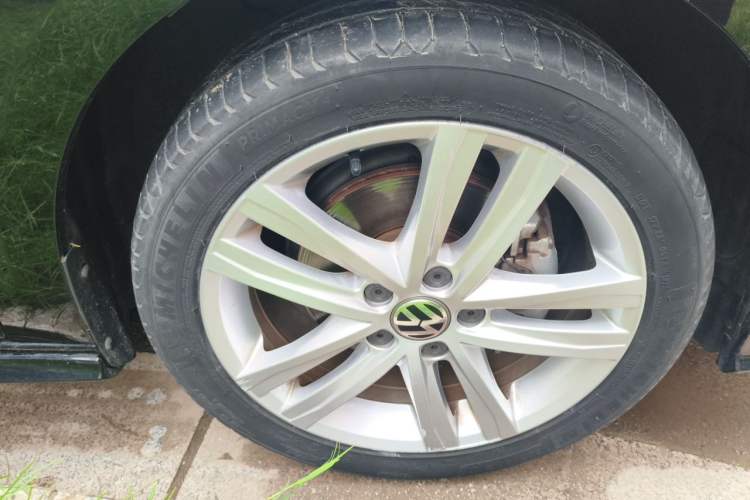 Used Volkswagen Sagitar 2018 280TSI DSG Ignite Edition Right Front Wheel Hub