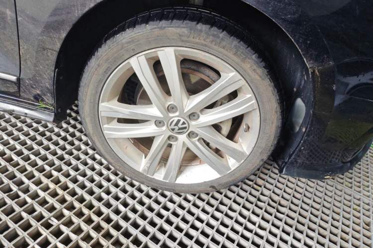 Used Volkswagen Sagitar 2018 280TSI DSG Ignite Edition Right Front Wheel Hub