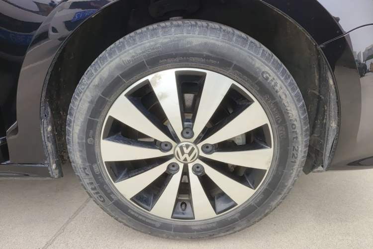 Used Volkswagen Sagitar 2018 1.6L Automatic Comfort Model Right Front Wheel Hub