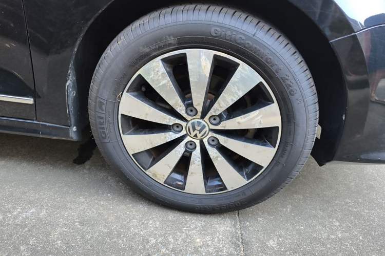 Used Volkswagen Sagitar 2018 1.6L Automatic Comfort Model Right Front Wheel Hub