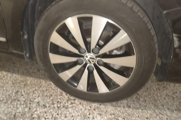 Used Volkswagen Sagitar 2018 1.6L Automatic Comfort Model Right Front Wheel Hub