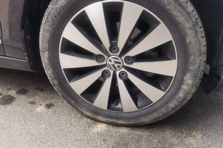 Used Volkswagen Sagitar 2018 1.6L Automatic Comfort Model Right Front Wheel Hub