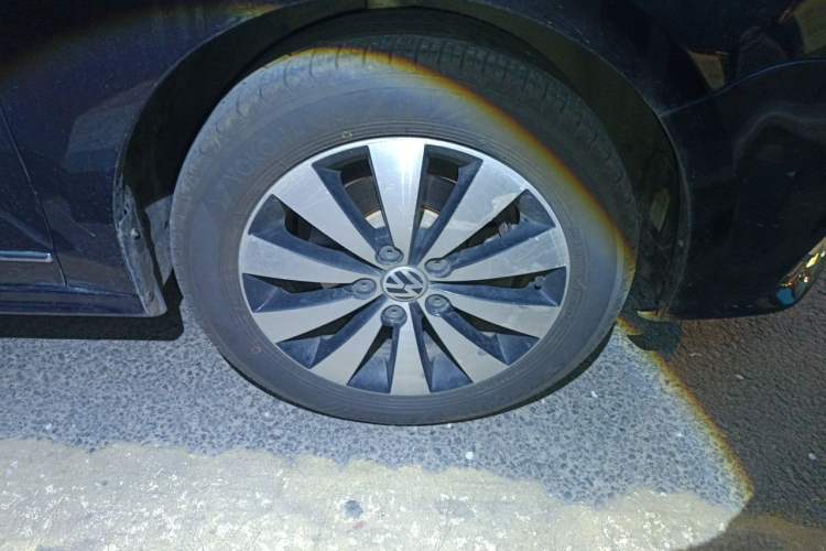 Used Volkswagen Sagitar 2018 1.6L Automatic Comfort Model Right Front Wheel Hub