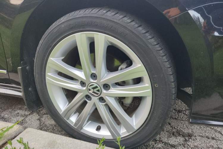 Used Volkswagen Sagitar 2018 280TSI DSG Ignite Edition Right Front Wheel Hub