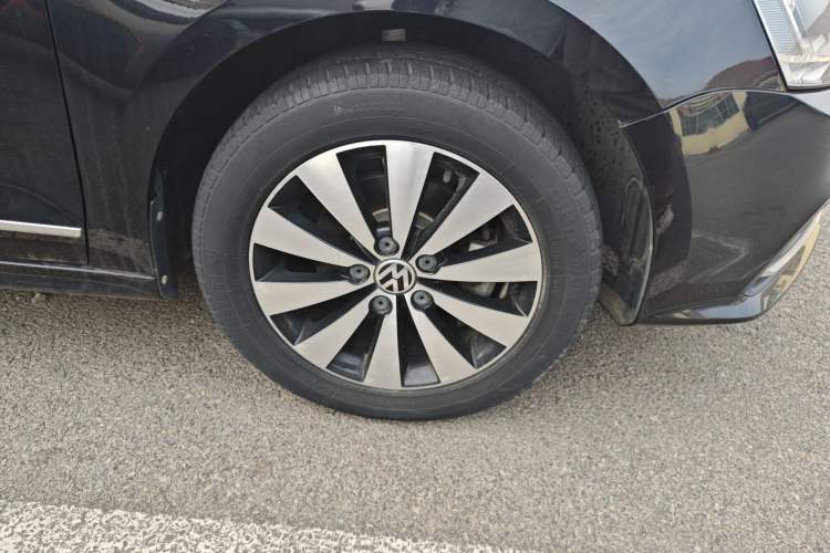 Used Volkswagen Sagitar 2018 1.6L Automatic Comfort Model Right Front Wheel Hub