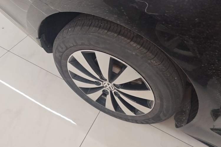 Used Volkswagen Sagitar 2018 1.6L Automatic Comfort Model Right Rear Wheel Hub