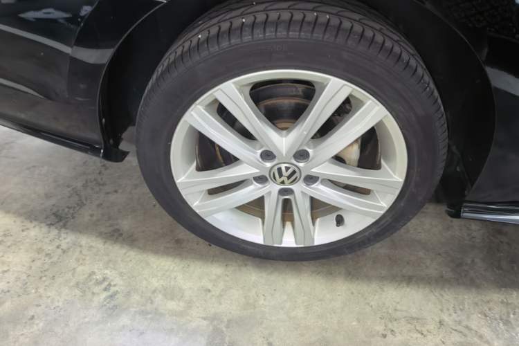 Used Volkswagen Sagitar 2018 280TSI DSG Ignite Edition Right Rear Wheel Hub
