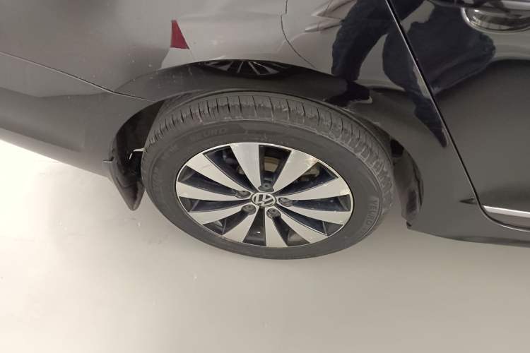 Used Volkswagen Sagitar 2018 280TSI DSG Comfort Model Right Rear Wheel Hub
