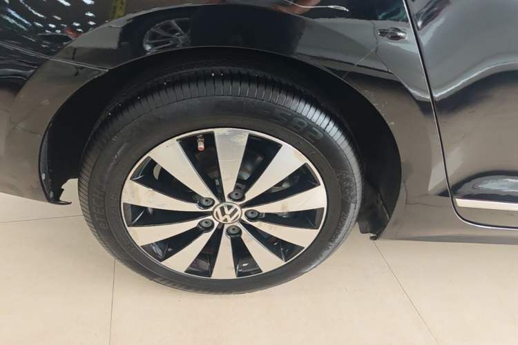 Used Volkswagen Sagitar 2018 1.6L Automatic Comfort Model Right Rear Wheel Hub