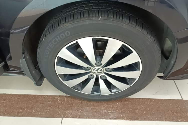 Used Volkswagen Sagitar 2018 1.6L Automatic Comfort Model Right Rear Wheel Hub