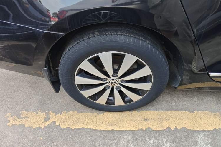 Used Volkswagen Sagitar 2018 1.6L Automatic Comfort Model Right Rear Wheel Hub