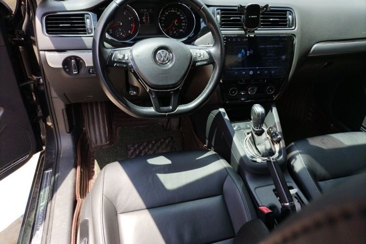 Used Volkswagen Sagitar 2018 180TSI DSG Prestige Edition Steering Wheel