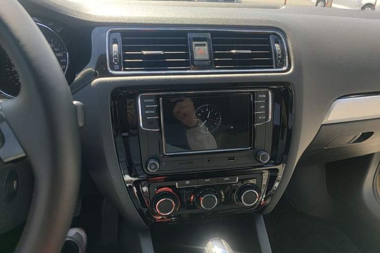 Used Volkswagen Sagitar 2018 1.6L Automatic Comfort Model Audio And AC Panel