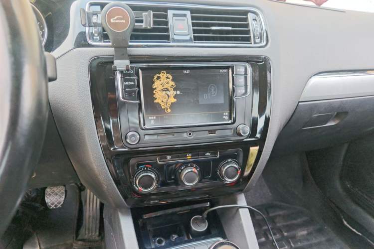 Used Volkswagen Sagitar 2018 1.6L Manual Comfort Model Audio And AC Panel