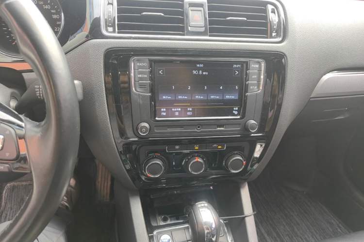 Used Volkswagen Sagitar 2018 280TSI DSG Ignite Edition Audio And AC Panel