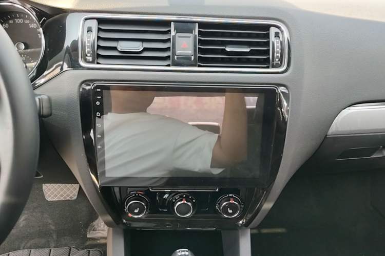 Used Volkswagen Sagitar 2018 180TSI DSG Prestige Edition Audio And AC Panel