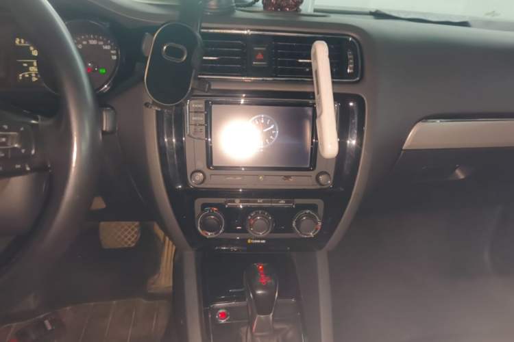 Used Volkswagen Sagitar 2018 1.6L Automatic Comfort Model Audio And AC Panel